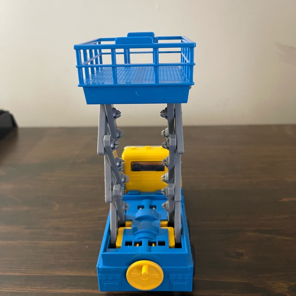 Driven by BATTAT Scissor Lift Truck W/ Lights & Sounds. - Picture 3 of 6